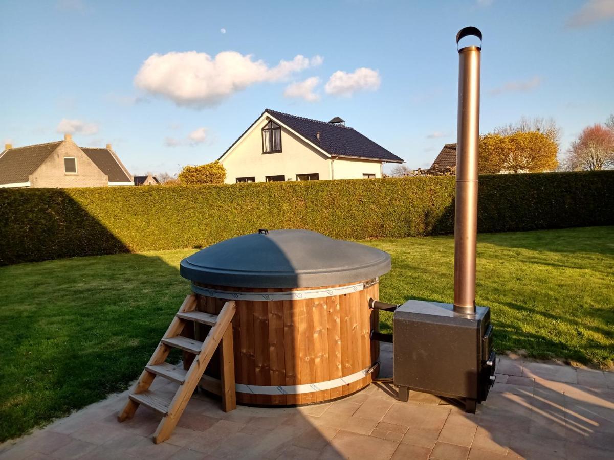 Wellnesshuis Met Hottub, Ligbad En Grote Tuin Villa Tzummarum Exterior photo